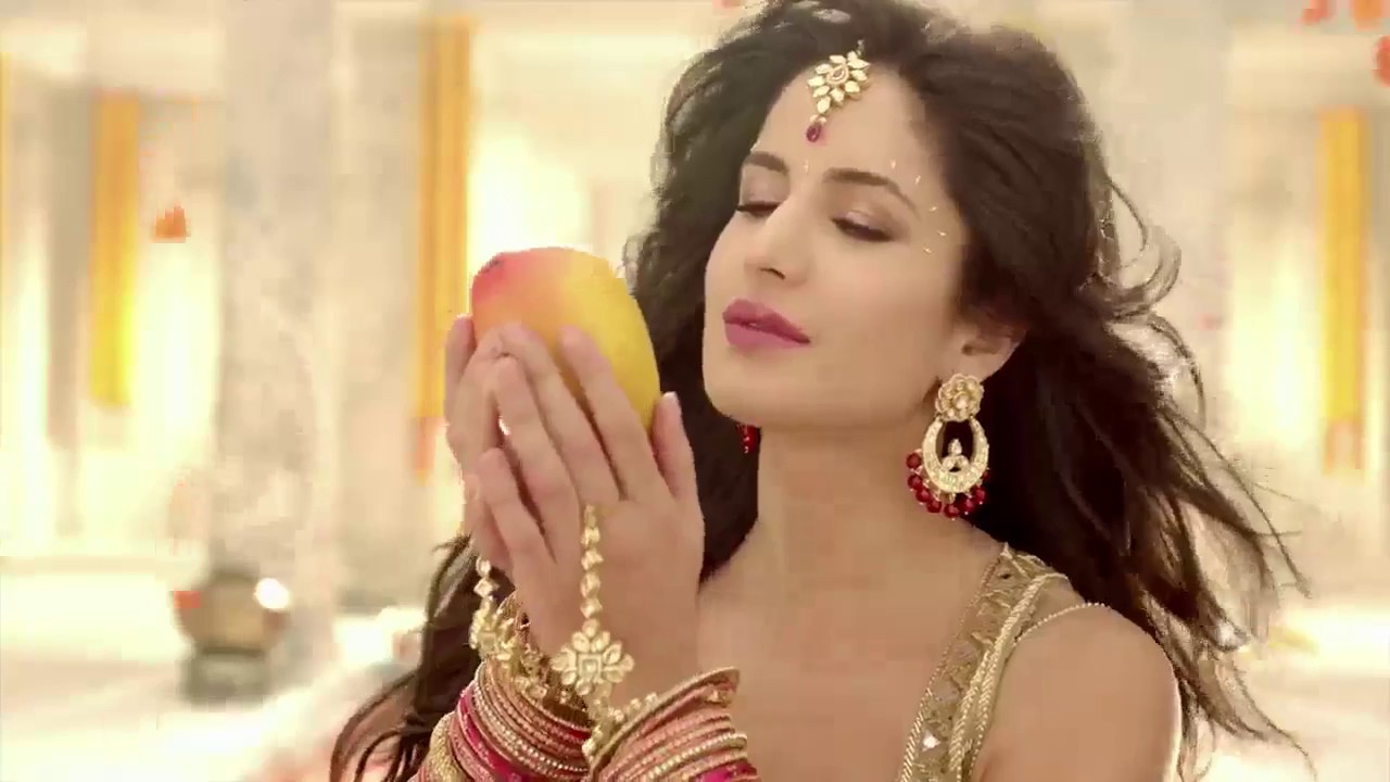 Katrina Kapoor Ki X - Sunny Leone, Esha Gupta or Katrina Kaif: Which Bollywood Actress Looks  Hottest Sexualizing a Poor Fruit? | India.com