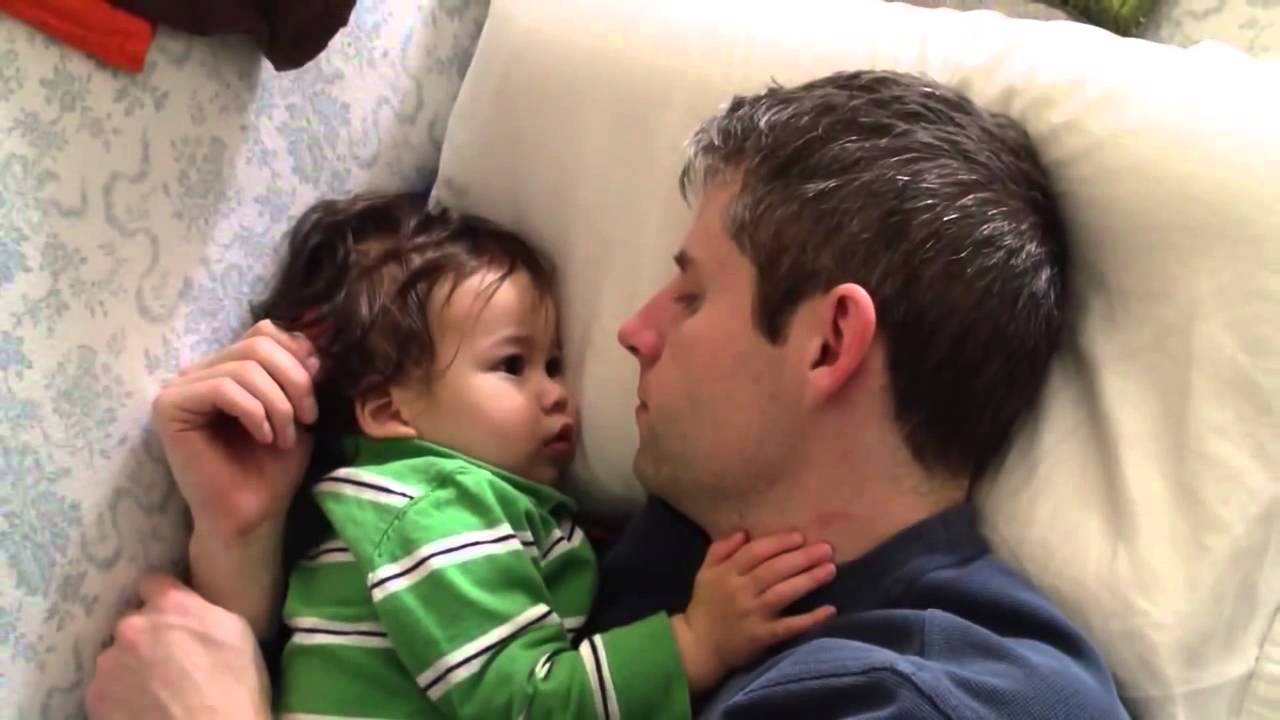 Реальное видео с отцом. Папа укладывает ребенка. Папа укладывает ребенка спать. Сон про папу.