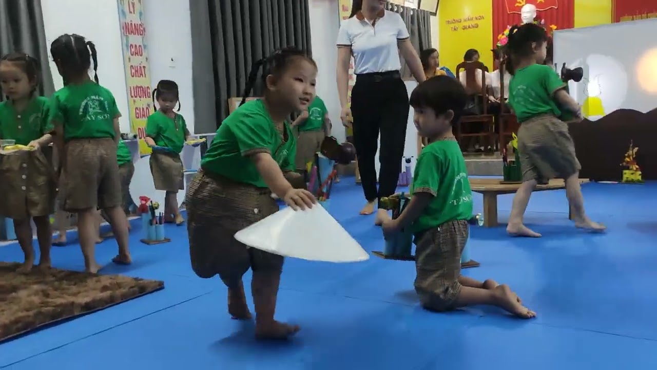 Hoạt động tạo hình: Vẽ tranh theo bóng. Lứa tuổi 4_5 tuổi. Trường MN Tây Sơn