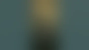 Shorts بيبص عليها و هي بتغير هدومها و صورها عريانه ملط في الاخر 