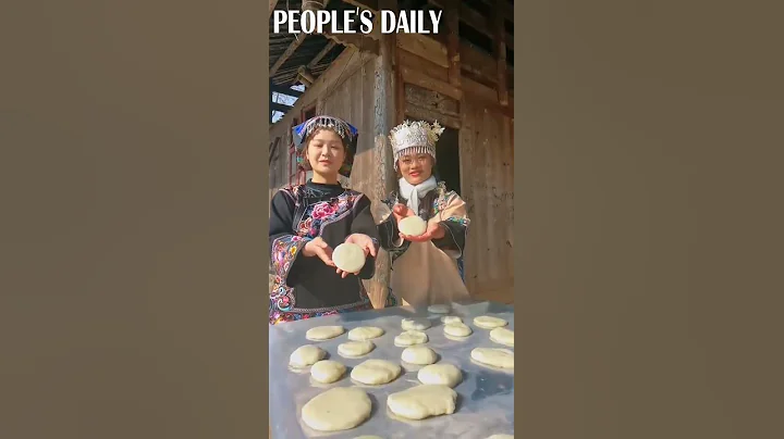 Sticky glutinous rice cakes were made by two girls of Miao ethnic group in C China’s Hunan province. - DayDayNews