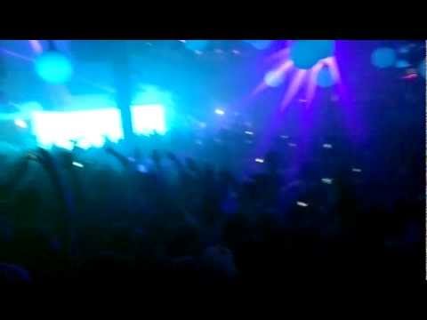 The Naked and Famous - Young Blood (Tiesto and Hardwell Remix) Live at Pacha (Tiesto Live)