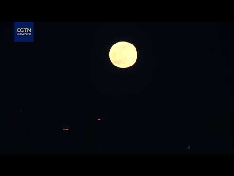 Червячная луна над морем в Лондоне
