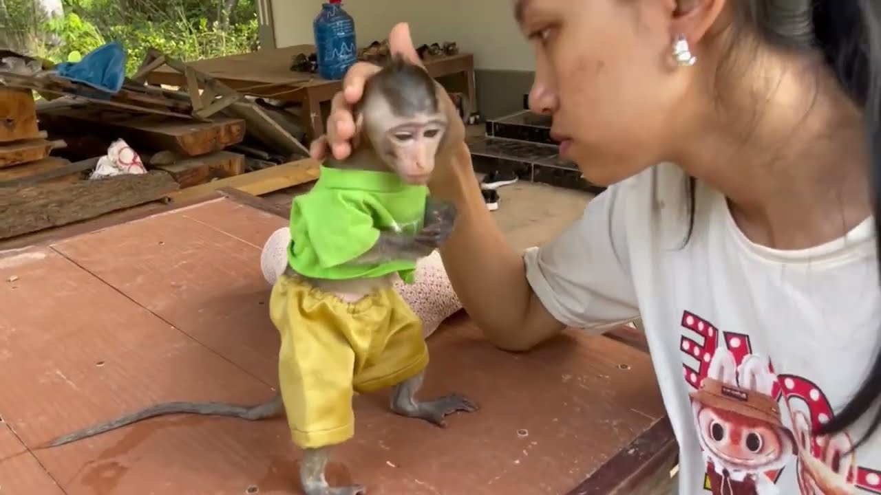 Weepinq koy look so sadd for mom's attention