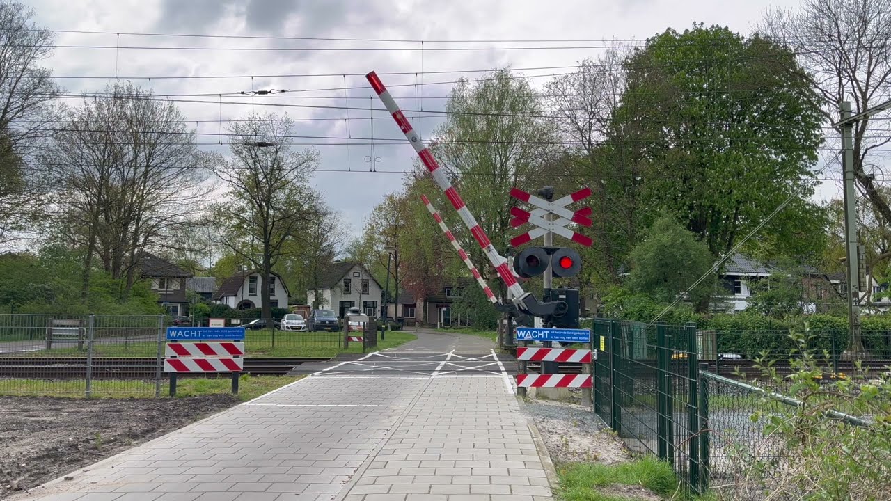Spoorwegovergang Apeldoorn // Dutch Railroad Crossing