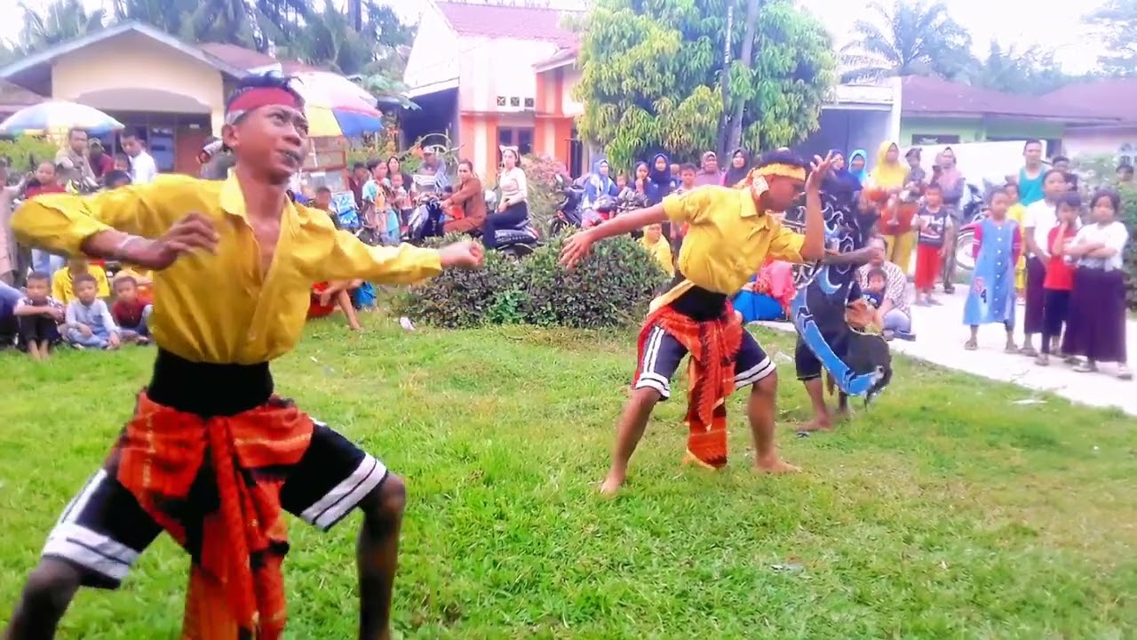 kesurupan Ngejar penonton jaranan campursari Angling Darma di sungai cabang kiri