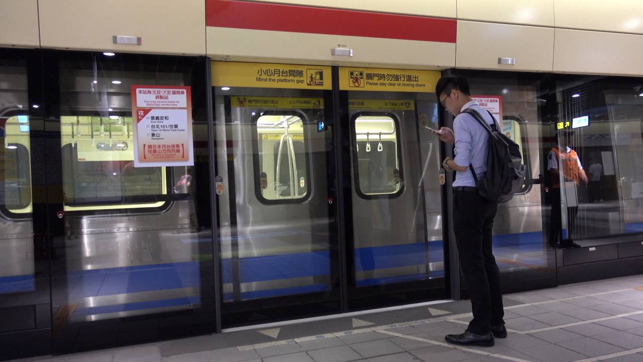 TRTC 台北捷運淡水信義線 大安站月台 列車進站