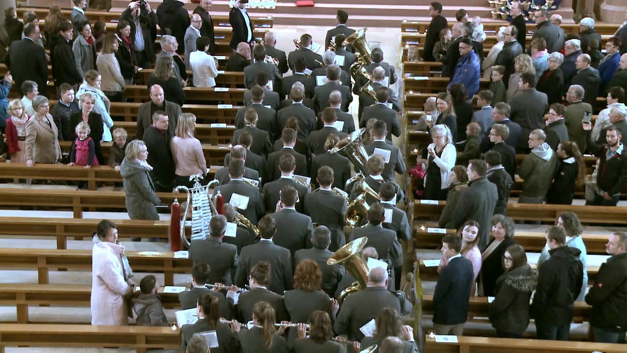 Weißer Sonntag in Oberharmersbach 5 5 2019 Einzug mit der Miliz-und Trachtenkapelle Oberharmersbach