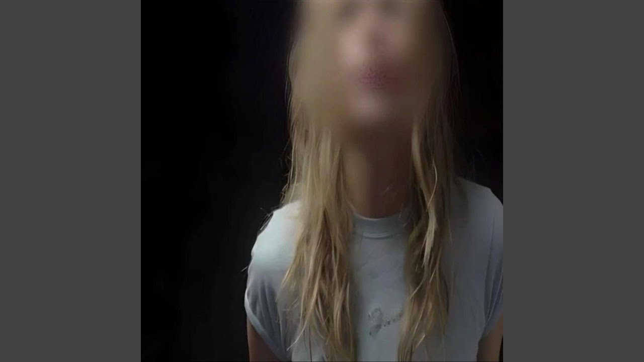 Alone auf YouTube ansehen Alone auf YouTube ansehen