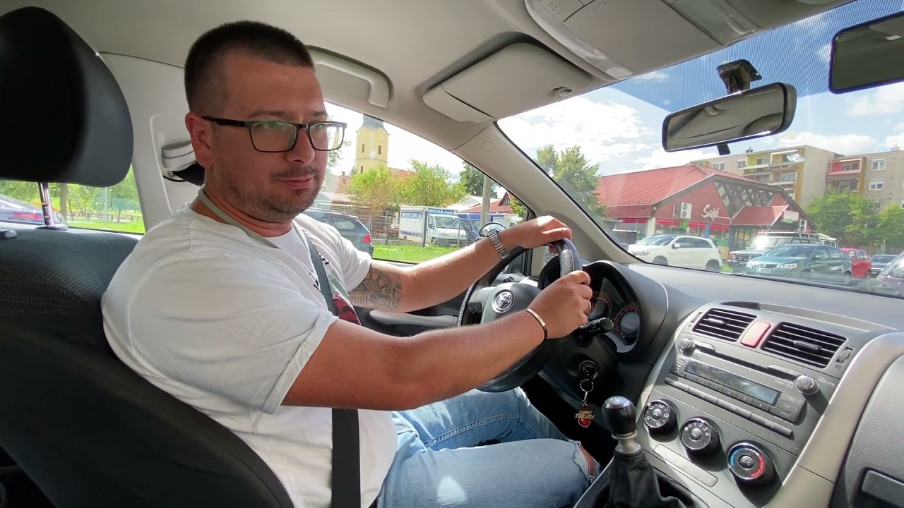 Parkolás úttal párhuzamosan előremenetben