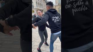 Bachata en la plaza Stanislas en Nancy - Francia - Junior & Carolina