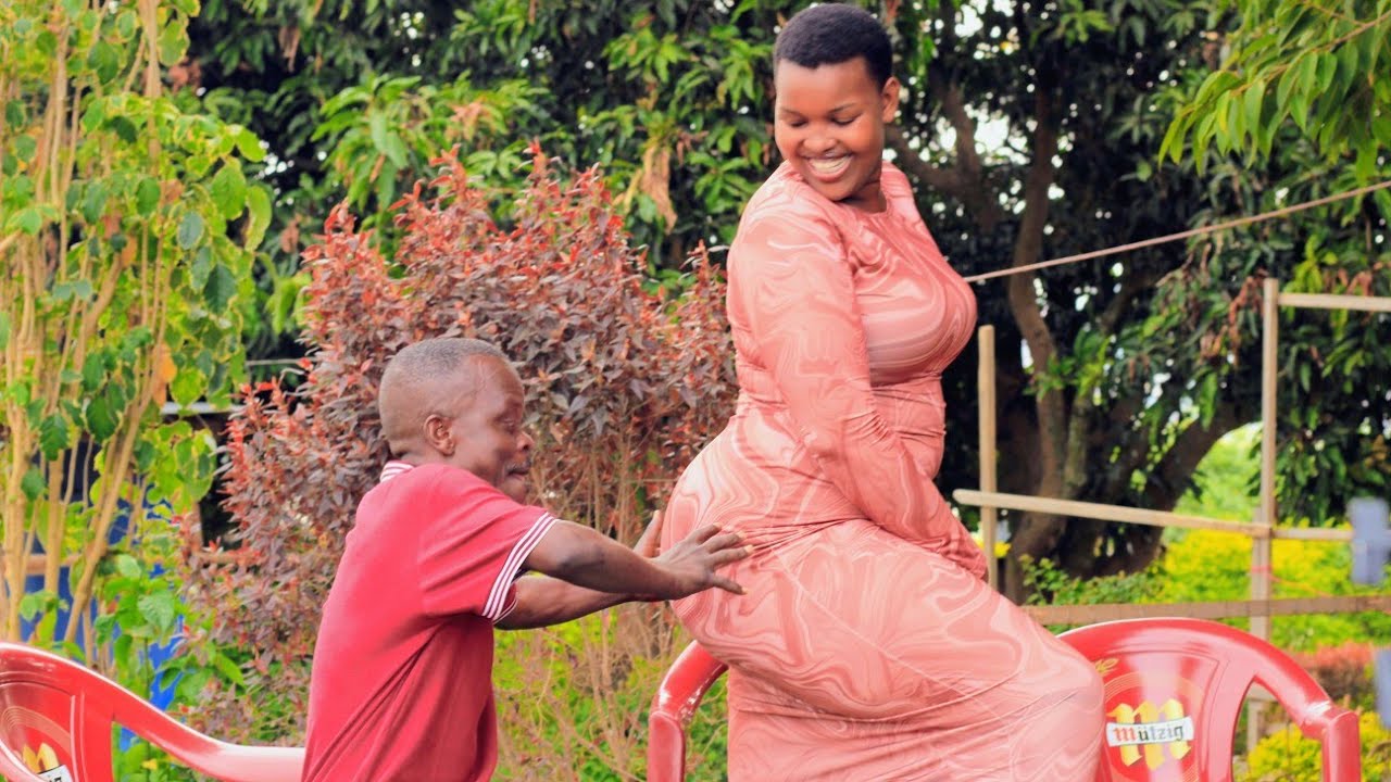 Nzovu abonye undi mukobwa mwiza cyane kwihangana biranze burundu🤣🤣🤣 Nanjye nkora Massage🤣🤣