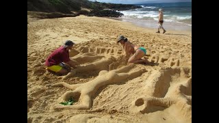 Sand Artists @ work on Little Beach