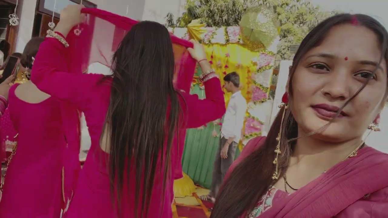 आज होली वाले दिन ही मेरा मूँड़ 🥹😔हुआ ख़राब कुछ भी एंजॉय नहीं कर पायी  और फिर  गई हल्दी फंक्शन में 