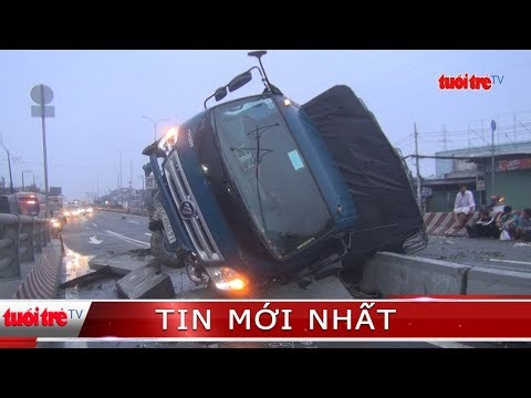 Video ⚡ NÓNG | Xe tải chở trái cây đâm dải phân cách, lật... - youtube