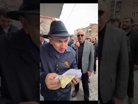 Նիկոլ Փաշինյանը Ղարաբաղի մեր հայրենակցից գնեց համեղ ժինգյալով հացեր