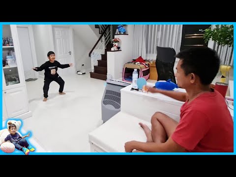 Nong Beam, Mother Bee's child | Playing ping pong with Papa Bas