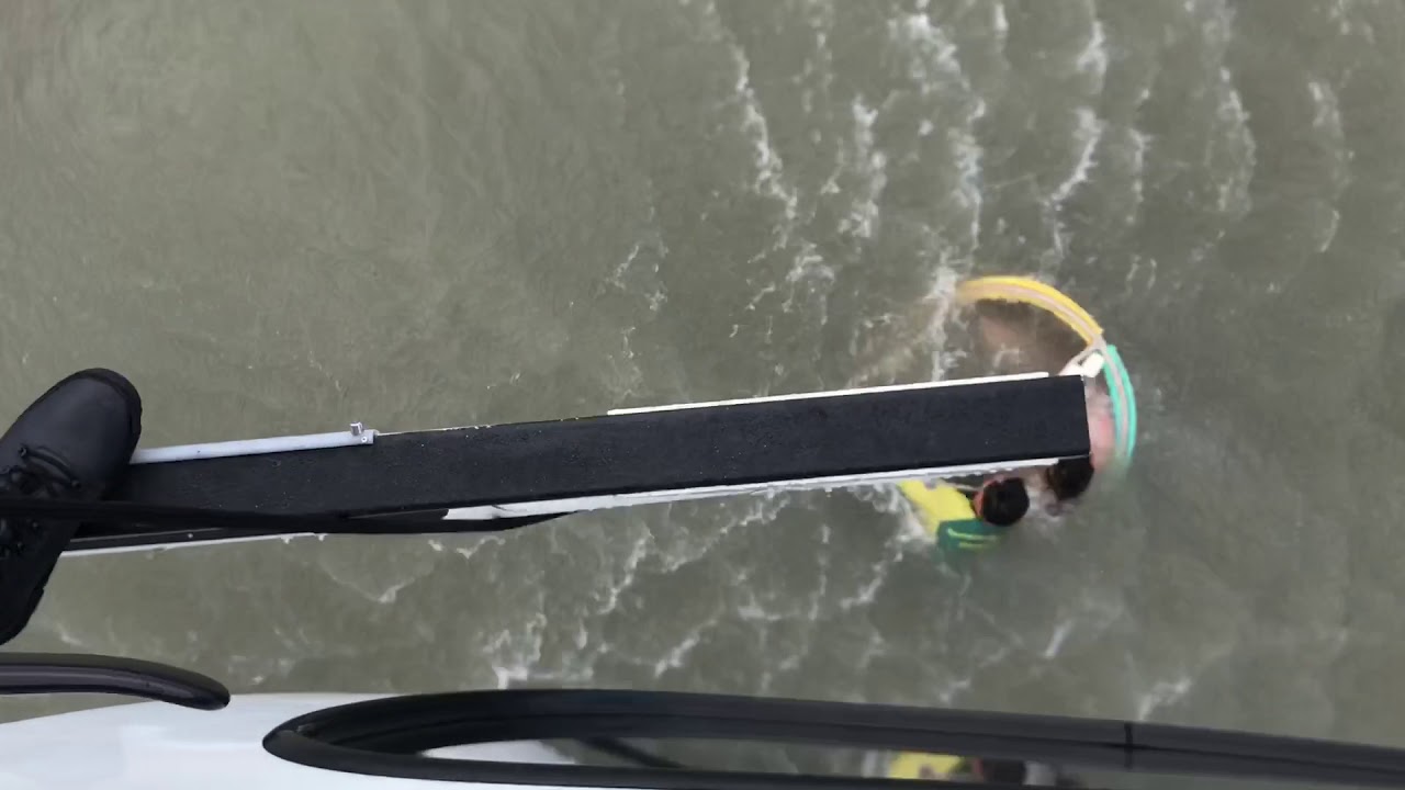 Helicóptero resgata adolescente no mar a mais de 200 metros da costa