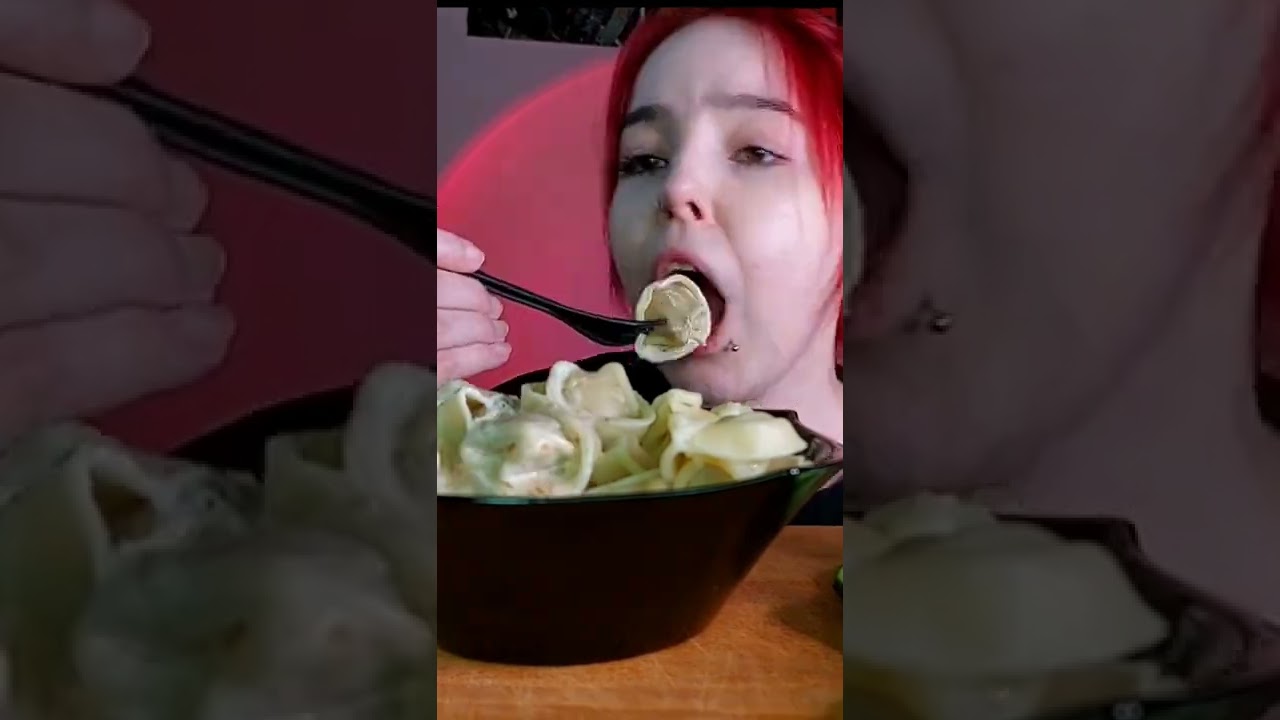 жру пельмешки с соусом😋 