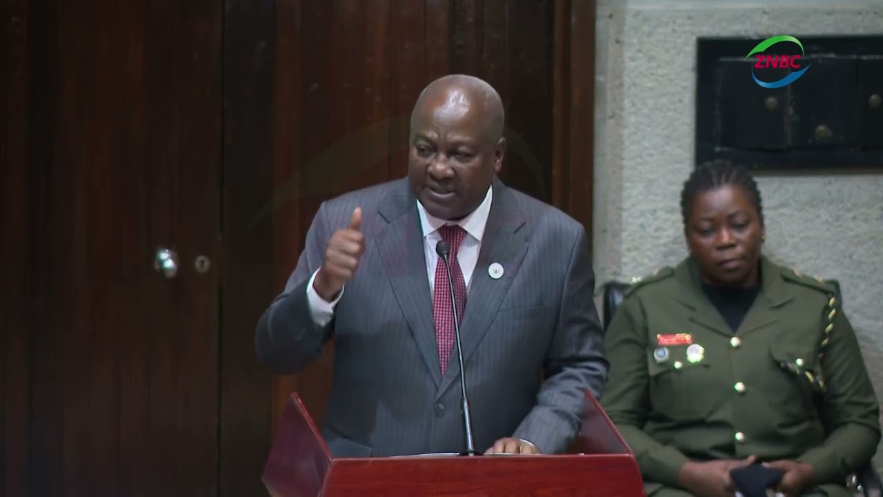 Президент Ганы Джон Махама выступает перед Национальной ассамблеей Замбии.