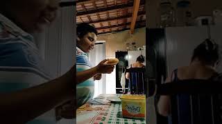 Arroxa Menino Joga Pão E Apanha Da Mãe