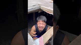 Chồng khờ ngơ chui vào hầm không trèo lên được và cái kết