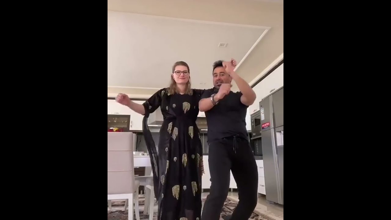 مدیرعام بەجلی کوردیەوە دانس دەکات لەکەڵ مێردەکەی دەکات