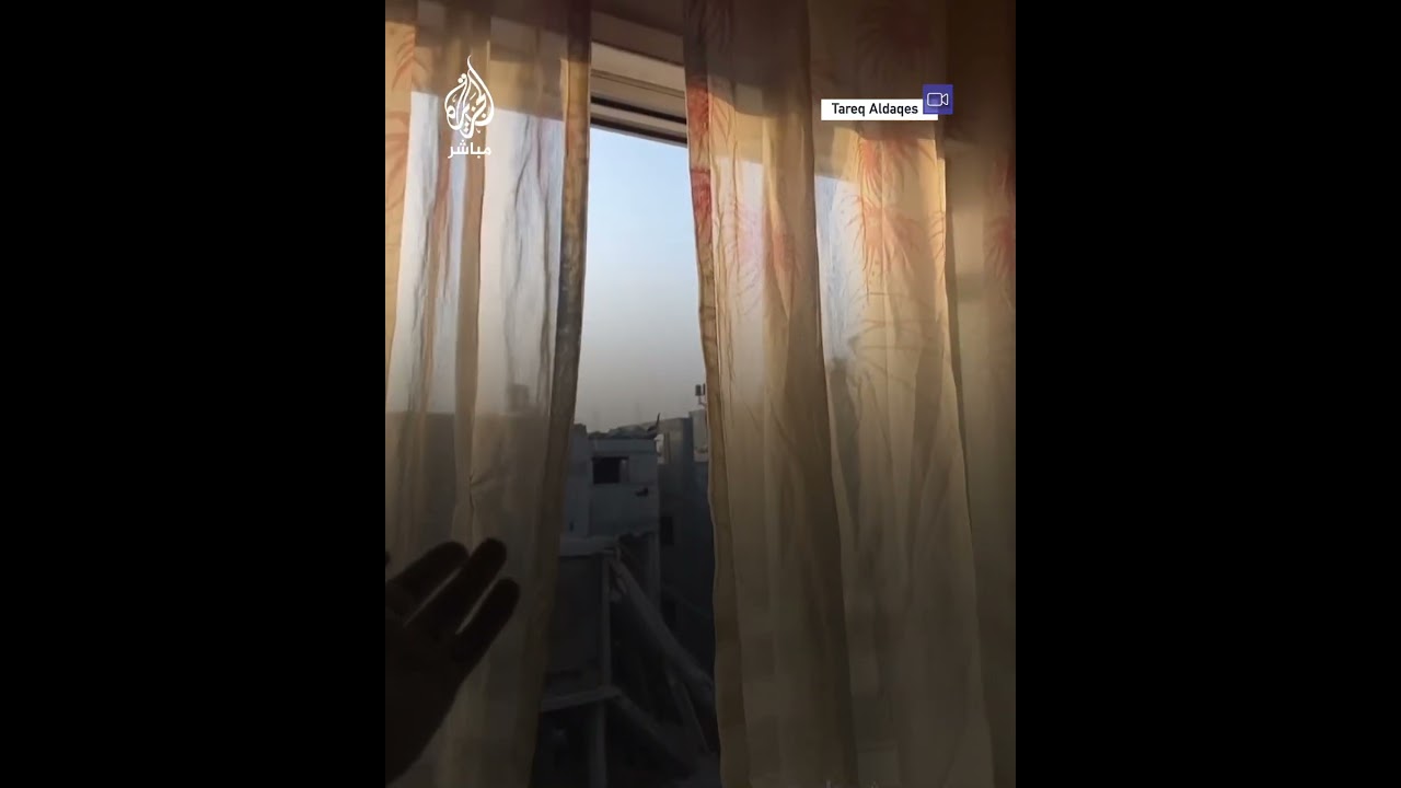 فلسطيني يوثق أصوات الانفجارات خلال العملية العسكرية الإسرائيلية شمالي قطاع غزة