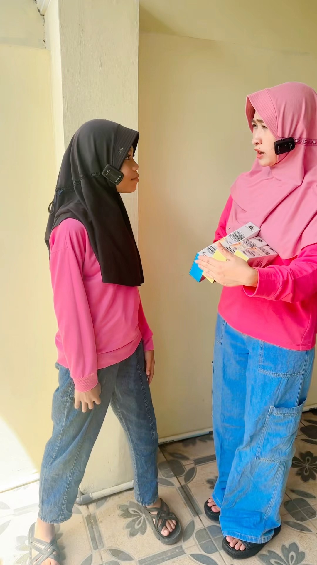 KENAPA PADA LARI LIHAT AINUN