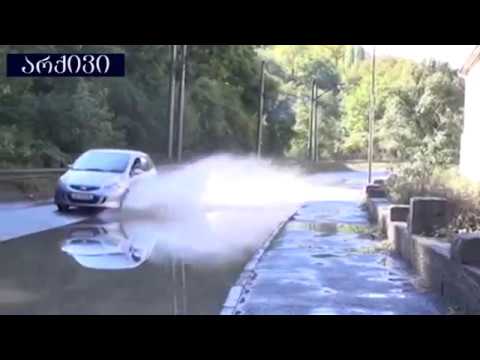 ახალი უბნის დაზიანებული გზა-საფრთხე ავტომობილის მძღოლებისთვის