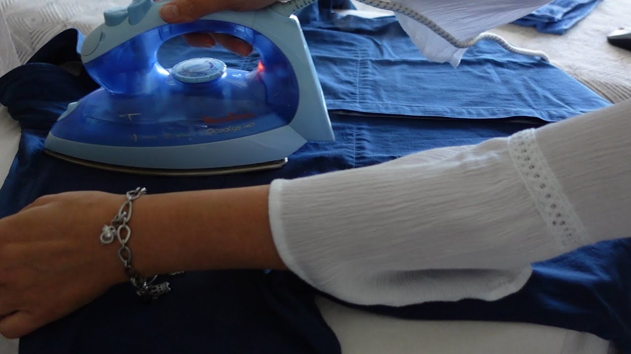 Magyar ASMR / sötétkék ing vasalása kerek asztalon
