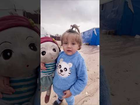 تقف الطفله في وسط الرمال بعد ان غرقت خيمتها واواعيها ولم تجد سقف تحتمي فيه  غزة