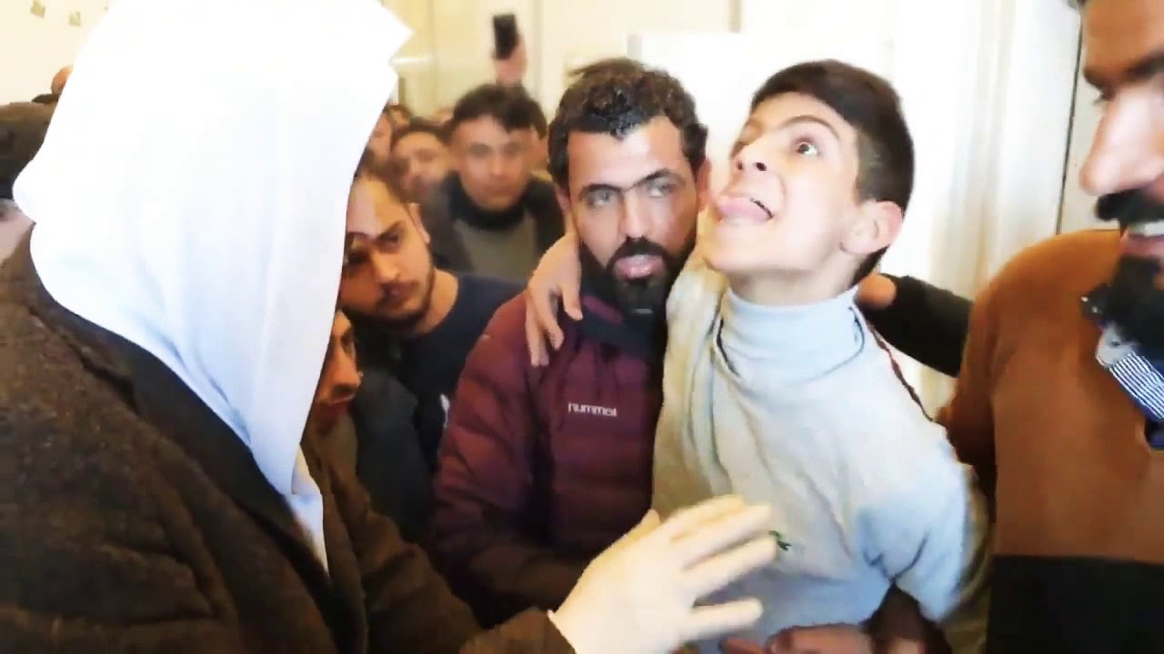 شاهد الجن بداخل الطفل عباس يضرب الشيخ