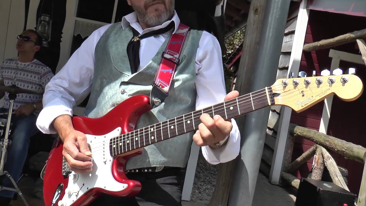 Pinchitos Caliente , Back in your arms again in the style of The Mavericks