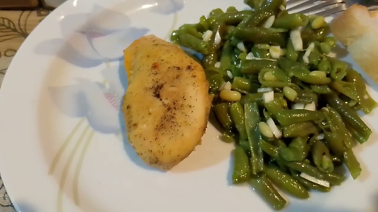 zelene mahune sa češnjakom na salatu i pileća prsa na vegeti...🫛🫛🫛🥠🥠🥠😊🍀