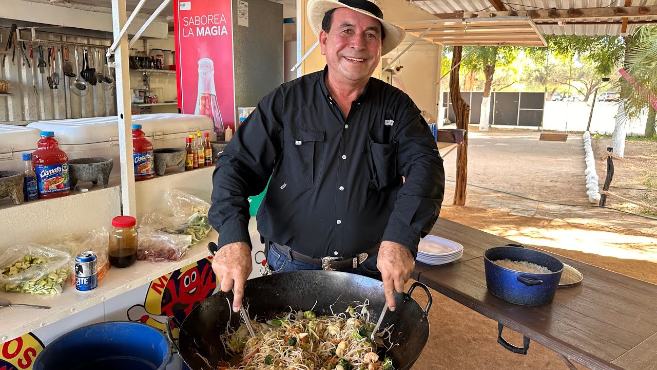 Don Tavo nos preparó un chop suey en Mariscos el ingeniero 