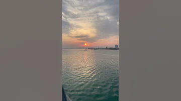 وقت غروب الشمس علي البحر في ابو ظبي الان سبحان الله 