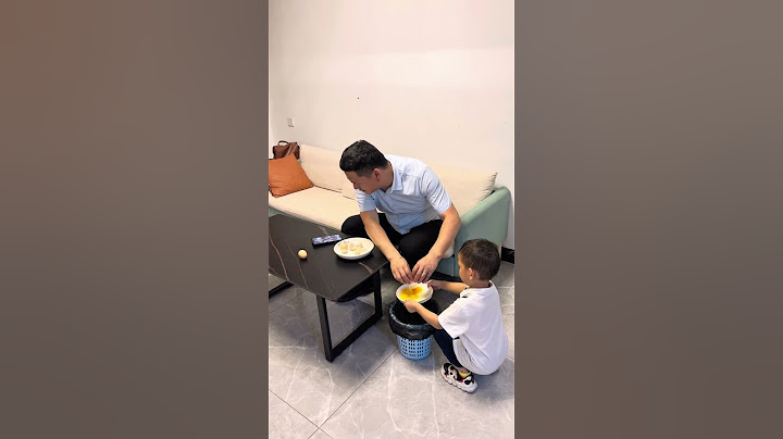 爸爸看手机入迷了，还好我及时接住，不然爸爸又要被收拾了。#萌娃 #搞笑视频 #父子日常