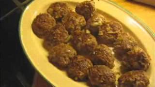 Kjttkaker i bruns saus ertestuing og poteter.WMV