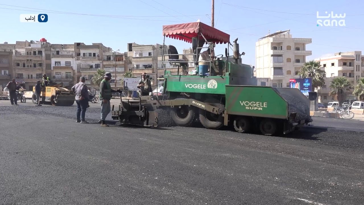 استمرار أعمال التزفيت في شوارع إدلب لتحسين الواقع الخدمي مع قدوم الشتاء