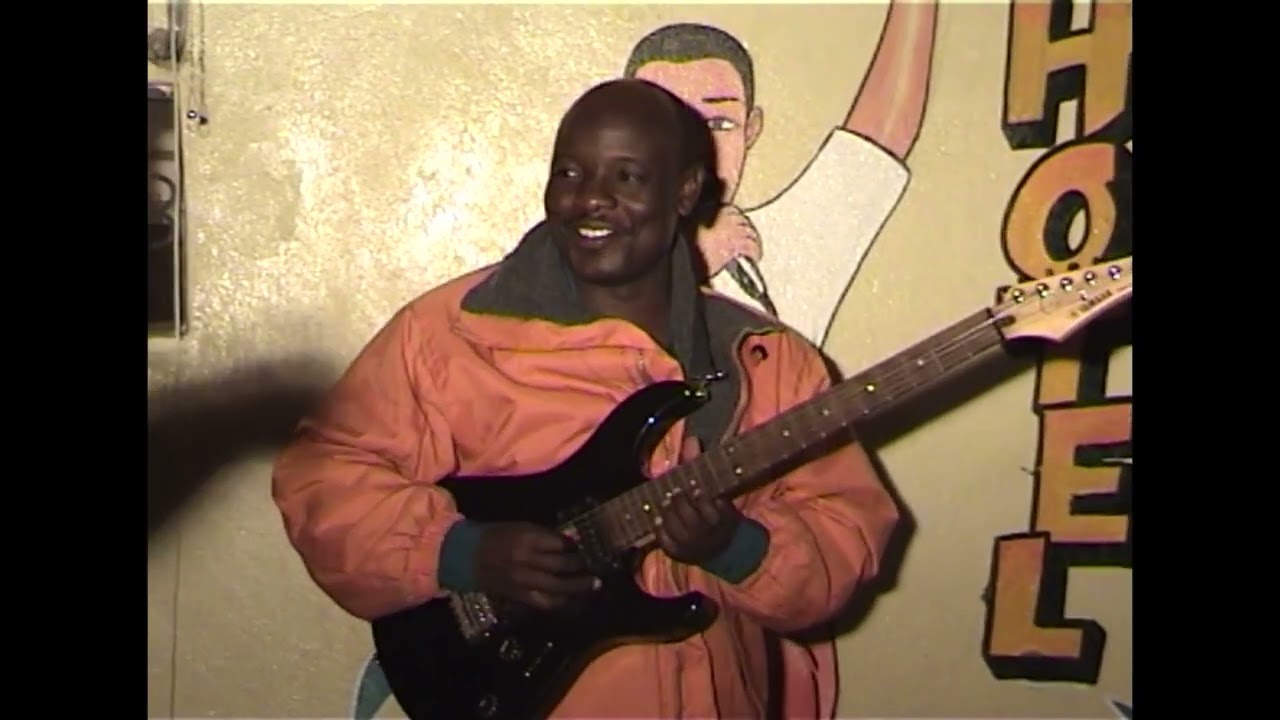 Moses Kayesa - Mjini hakuna kazi