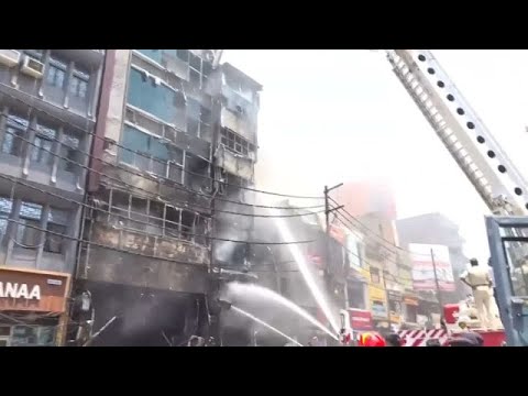 NO COMMENT: Varios muertos en un incendio que arrasó un restaurante y un hotel en India