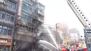 NO COMMENT: Varios muertos en un incendio que arrasó un restaurante y un hotel en India