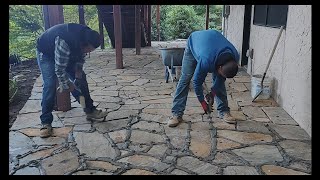 Rellenando juntas en patio de piedra natural