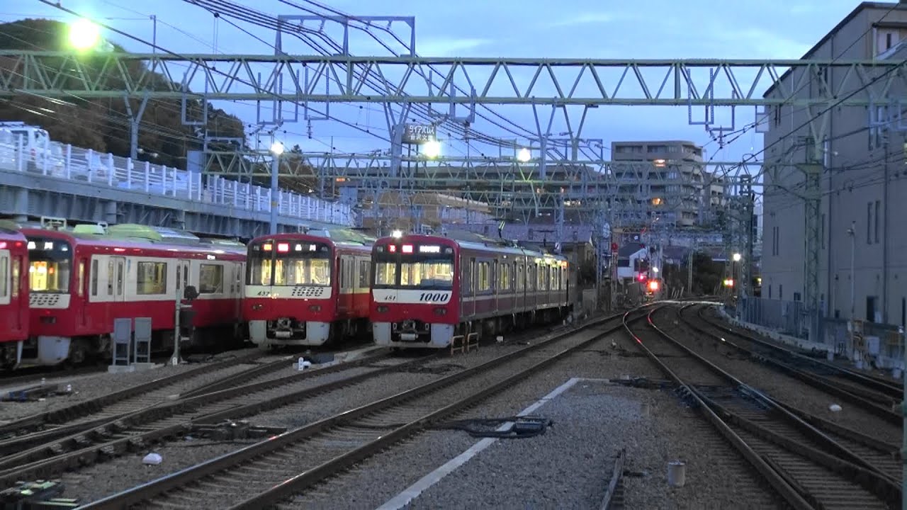 京急金沢文庫駅民鉄最長12両編成を送り出す