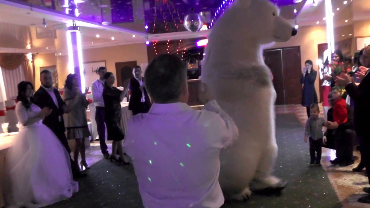 медведь танцует лезгинку на свадьбе нягань- шагада - YouTube