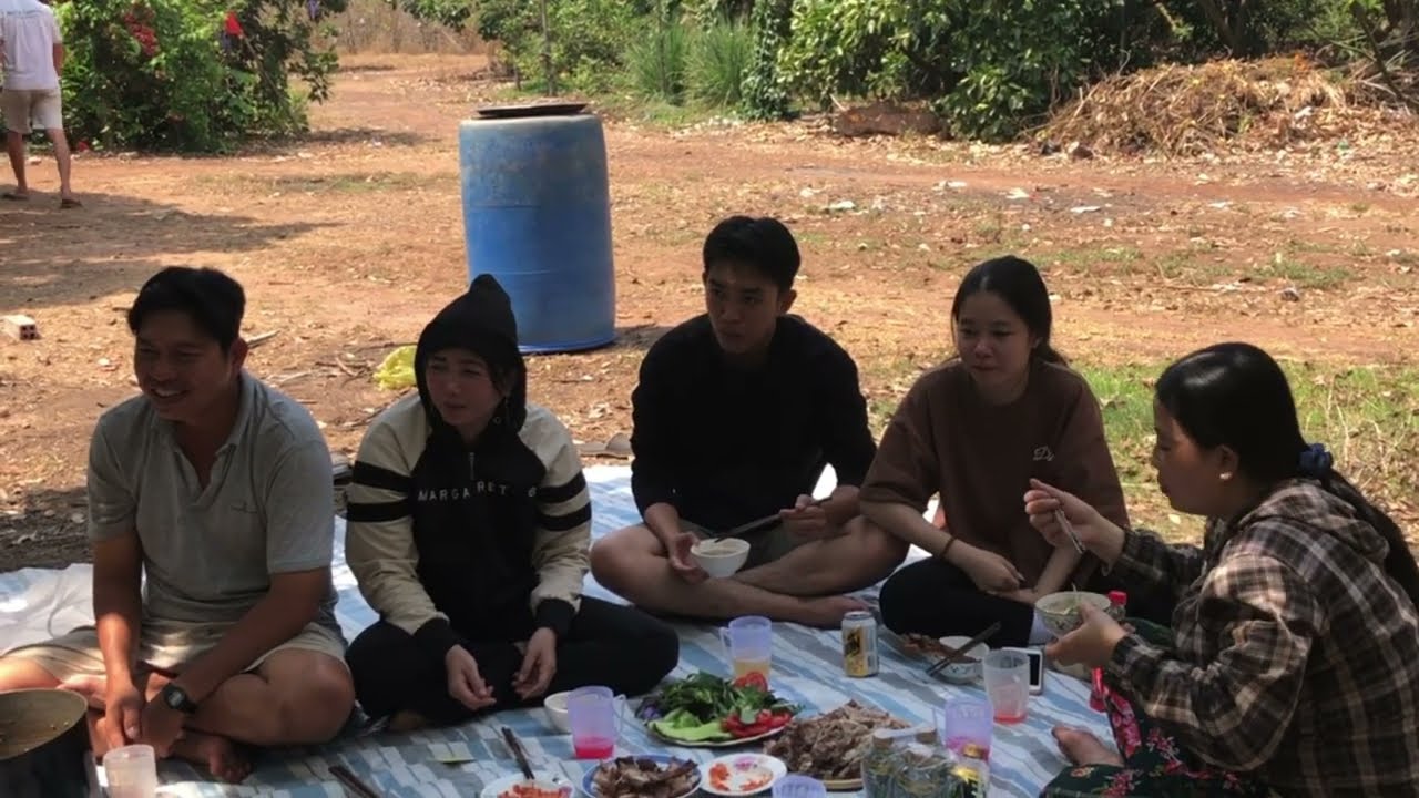 Anh  em  nướng thịt  heo  rừng