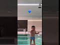 Сын Тимати показывает трюк в бассейне