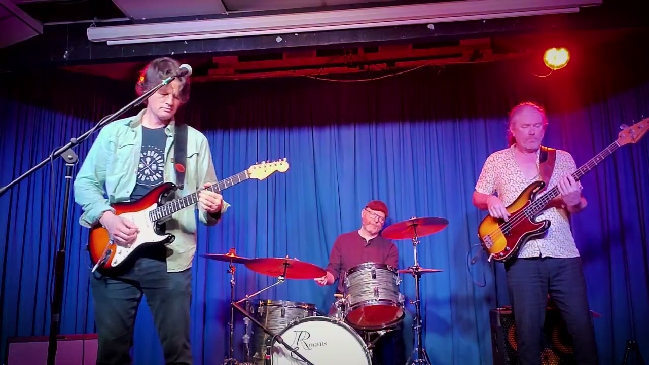 Gary Cain - Village Sunrise live at The Tropic at Ruislip