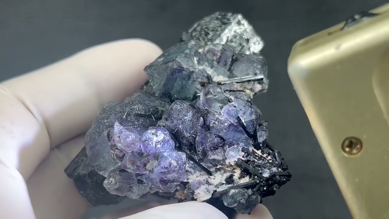 ナミビア・エロンゴ産ブラックフローライト原石 （ブラックトルマリン